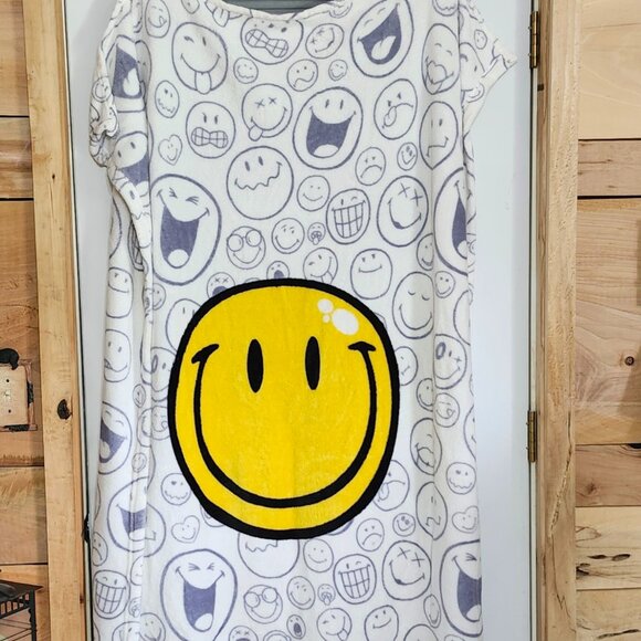 Smiley World 50" x 60" smiley throw blanket - Picture 2 of 13